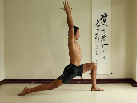 high lunge yoga hip stretch